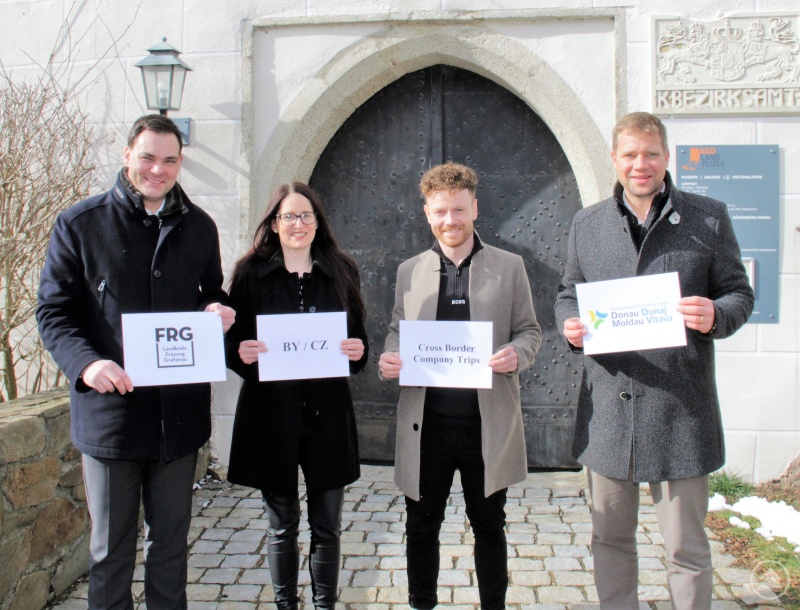 Freuen sich auf die neue grenzüberschreitende Veranstaltungsreihe „Cross Border Company Trips“ (v. l. n. r.): Landrat Sebastian Gruber, Jaroslava Pongratz (Netzwerkmanagerin Bayern – Böhmen), Johannes Gastinger (Wirtschaftsreferent) und Bezirkstagspräsident Dr. Olaf Heinrich.