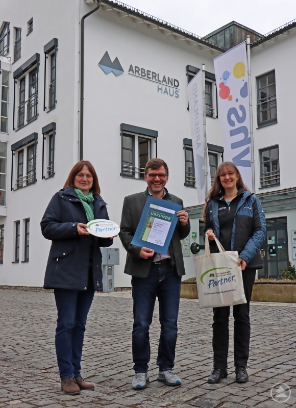 Wolfgang Günthner nahm die Partner-Auszeichnung für das Arberland-Tagungshaus von Elke Ohland (links) und Katrin Wachter entgegen.