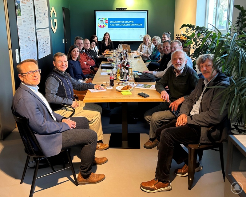 Die Steuerungsgruppe zur Nachhaltigkeitsstrategie um stellv. Landrätin Helga Weinberger (Mitte rechts) und Nachhaltigkeitskoordinatorin Verena Holzbauer (Mitte links) hat sich erneut getroffen, um Fortschritte zu besprechen.