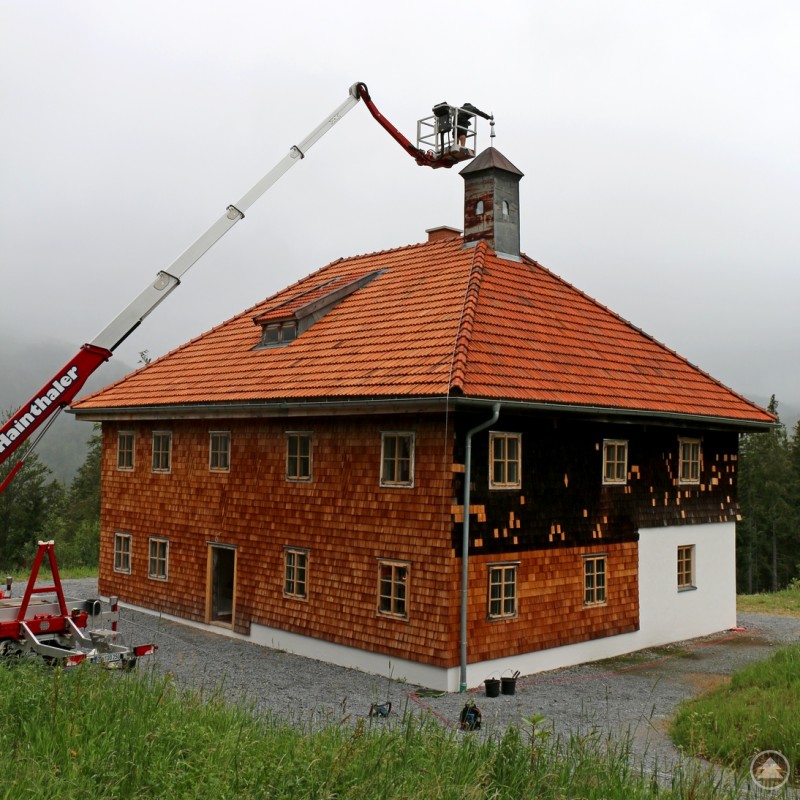 Das Paul-Friedl-Haus bekommt die Spitze aufgesetzt.