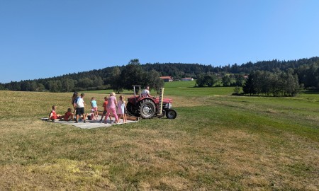 Pflegefamilien und Kinder tauchen in die Welt der Landwirtschaft ein