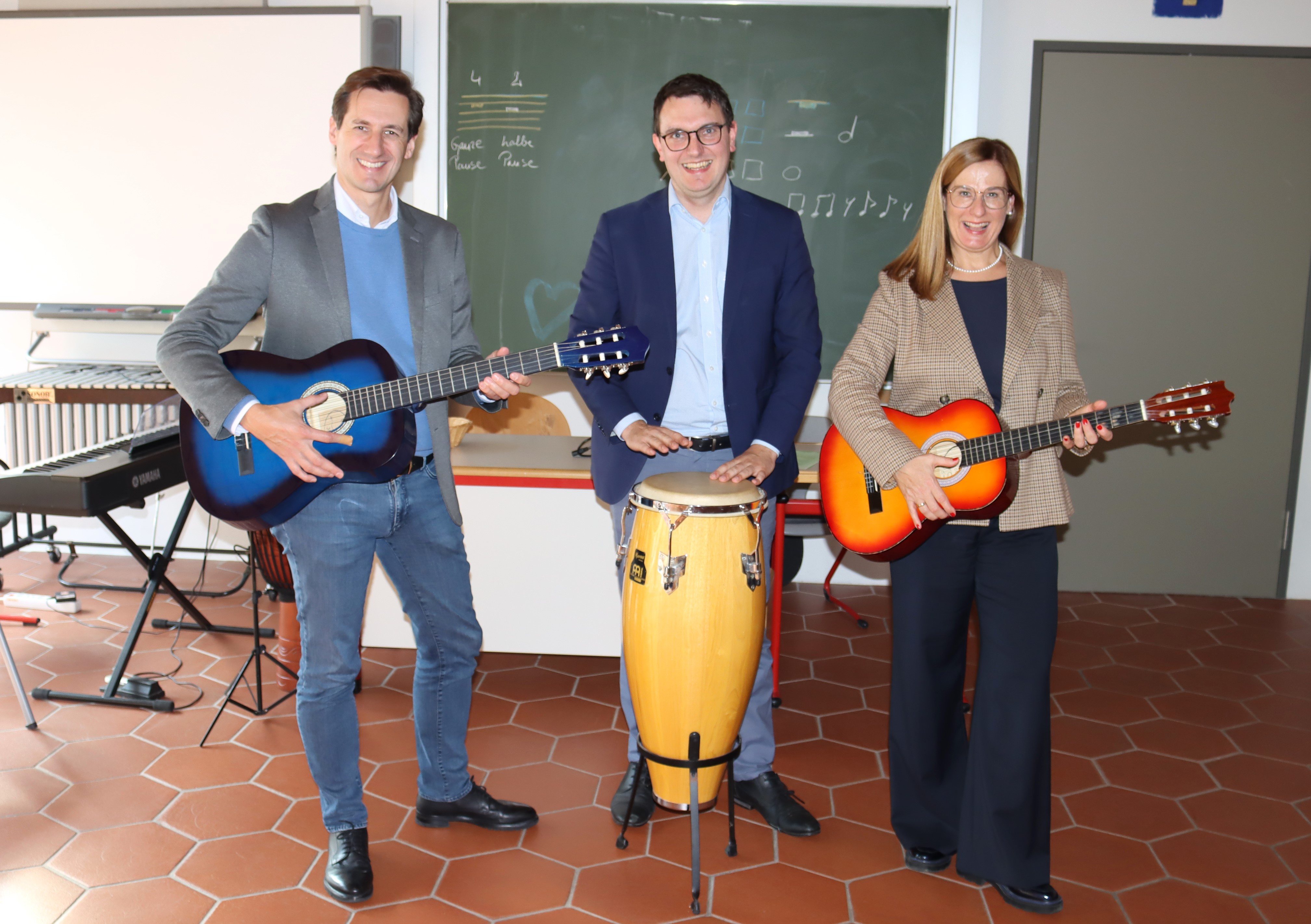 Musik fördert Freude, Kreativität und Gemeinsinn, daher hat sie in der Ausbildung am BBZ einen besonderen Stellenwert. MdL Dr. Stefan Ebner (v. links) unternahm zusammen mit Schulleiter Raimund Kreutzer und Abteilungsleiterin Michaela Meindl im Rahmen seines Besuchs einen kleinen musikalischen Praxistest.