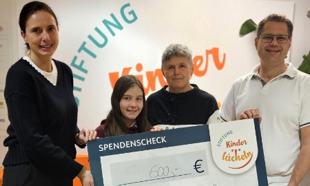 Anna Bräuer und Enkelin Marlene spenden 600 Euro an Stiftung Kinderlächeln