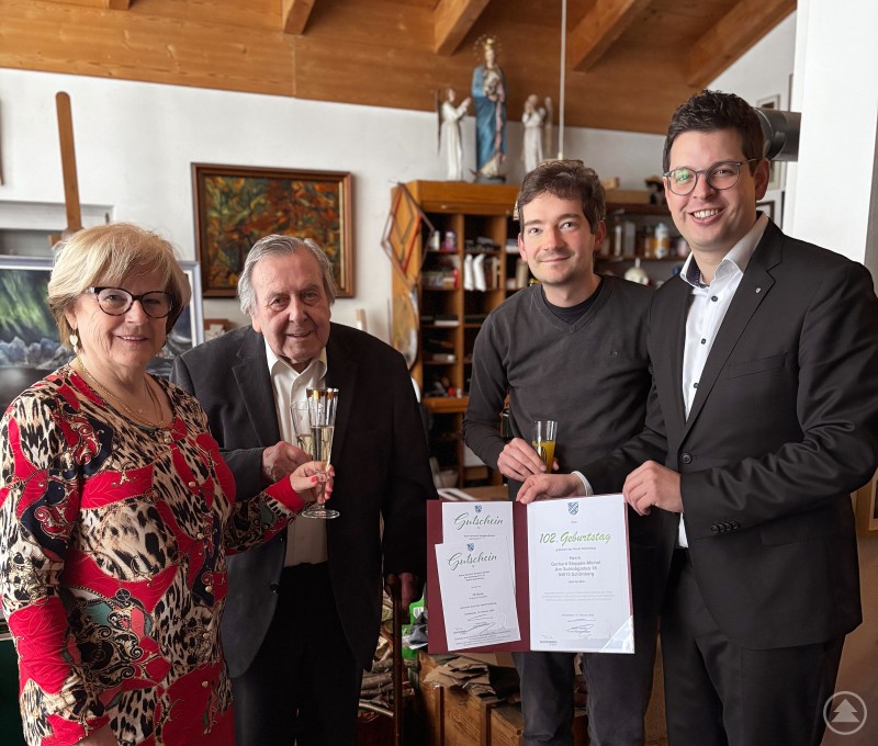 Auf ein erfülltes und weiter aktives 102-jähriges Leben stießen stellvertretende Landrätin Helga Weinberger sowie Bürgermeister Martin Pichler (v.r.) und Pfarrer Simon Steinbauer mit Gerhard Steppes-Michel an.