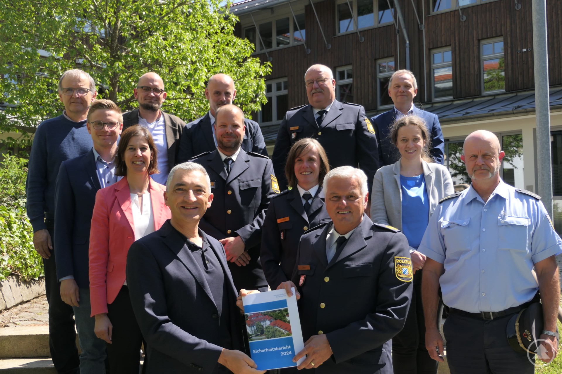 Eine Gruppe von Personen steht zusammen, darunter Polizeivizepräsident Werner Sika und Landrat Dr. Ronny Raith, die gemeinsam den Sicherheitsbericht präsentieren.