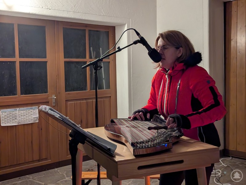 Die Zithermusi und der Gesang von Uli Sammer veredelten den Aufenthalt im Advents-Hofcafé mit stimmungsvollen Noten. Uli Sammer spielt Weihnachtslieder auf ihrer Zither und singt dazu