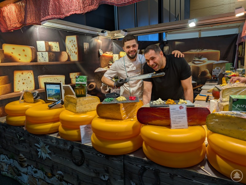 Einfach mal probieren - dazu luden viele Stände ein und sorgten für Gaumenfreuden Ein Stand mit vielen großen Käselaiben und kleinen Käsewürfeln die zum Probieren einladen werden zusammen mit ihren Ausstellern gezeigt.