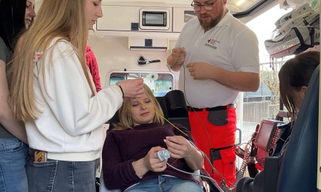 Schulsanit&auml;ter erleben Rettungsdienst hautnah beim BRK Besuch