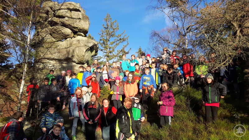 Für den fehlenden Schnee gab es als Ausgleich herrlichen Sonnenschein für das Gruppenbild am mysteriösen Teufelstisch.