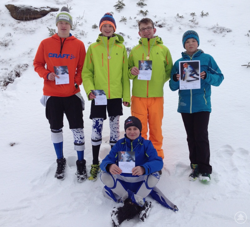 Ganz entspannt präsentieren sie sich für das Siegerfoto: v. l. Marcel Eichinger, Nico Friedrich, Nico Ketzer, Leon Meininger und Michael Kroiß (sitzend)