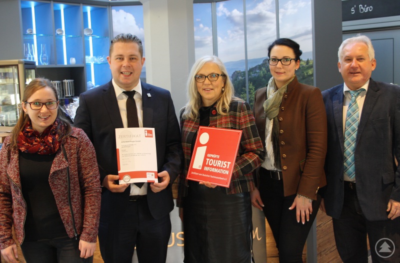 Elisabeth Unnasch (Touristisches Servicecenter der ARBERLAND REGio GmbH), Landrat Michael Adam, Susanne Wagner, Veronika Neumaier (Leitung des Kulinarischen Schaufensters), ARBERLAND REGio-Chef Herbert Unnasch für touristische Qualität im Kulinarischen Schaufenster.