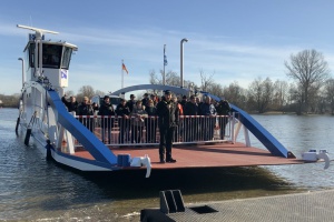 Volksfeststimmung bei Ankunft der neuen Donaufähre