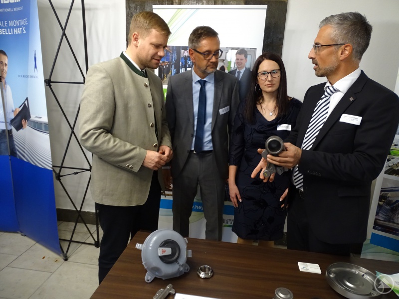 Rund 100 Aussteller aus Bayern und Böhmen präsentierten sich auf der Unternehmensbörse – im Bild die Firma Heyco, über die Werkleiter Metall, Daniel Schmidbauer (r.), informierte.