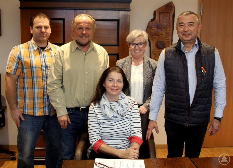 Nachdem Bożena Bogumiła Golz mit einer Fußverletzung zur Einbürgerung kam, durfte sie für das Erinnerungsfoto sitzen bleiben. Hinter ihr stehen (v.li.) Christian Raith (Landratsamt Regen), ihr Mann Bernhard Johannes Golz, Landrätin Rita Röhrl und Ciprian Vladimir Dobrei Vacarciuc.