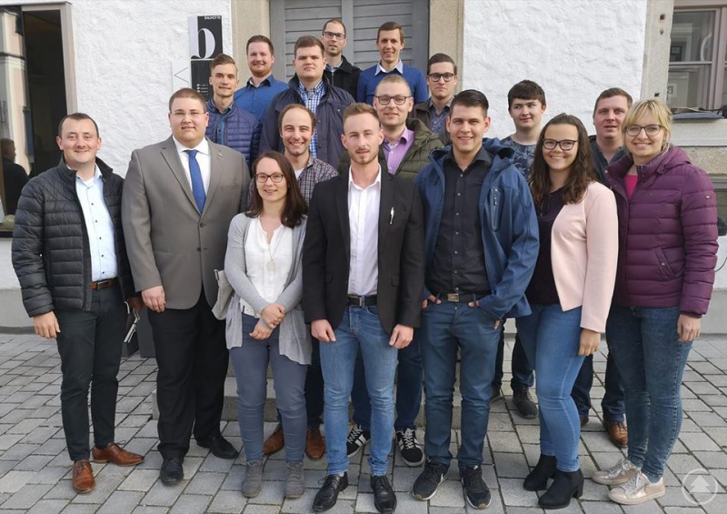 Archivbild des Kreisausschusses vom April 2019 Vorne: Ludwig König, Kreisvorsitzender Christoph Weishäupl, BGM Kristina Urmann, Sebastian Weber, Markus Wensauer, Christoph Endl, Sebastian Schrank, Michael Scherzer, Sandra Weber, Tobias Niemetz, Martina Meier Hinten: Jonas Kellner, Sebastian Kannenberg, Martin Höppler, Bernhard Bachhuber, Daniel Traxinger, Fabian Clasen Nicht im Bild: Stephan Brunner, Sebastian Graup, BGM Martin Pichler, Carlo Schöpp