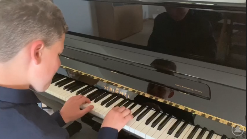 Valentin Praml (6b) am Klavier