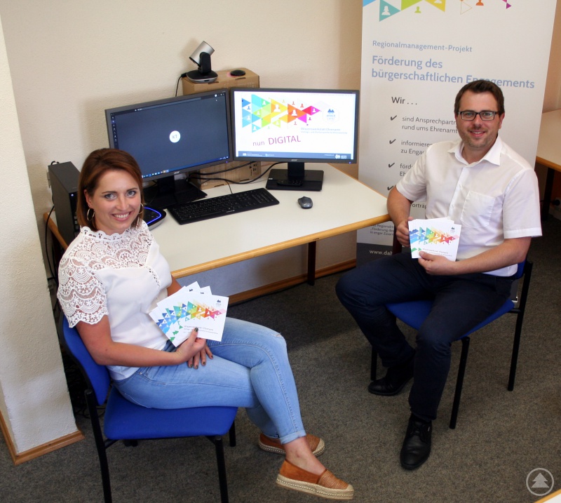 Ehrenamts-Ansprechpartnerin Maria Schneider und Regionalmanager Tobias Wittenzellner