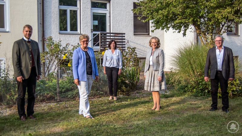 Bezirkstagspräsident Dr. Olaf Heinrich (v. l.), Kreisbäuerin Irene Waas, BBV-Geschäftsführerin (Landau-Straubing-Deggendorf) Ingrid Ecker, Bezirksrätin Monika Maier und Kreisobmann Friedhelm Dickow.