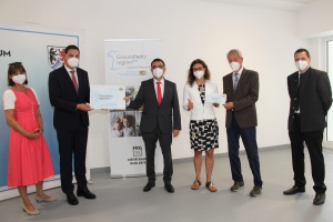 Gesundheitsminister Klaus Holetschek übergibt Förderplakette an Landrat Sebastian Gruber