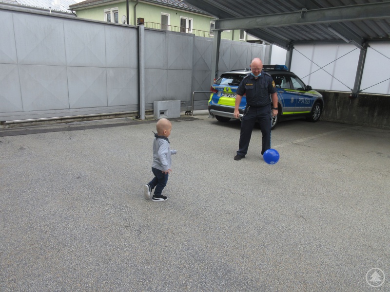 Elyas beim Spielen mit PHK Resch