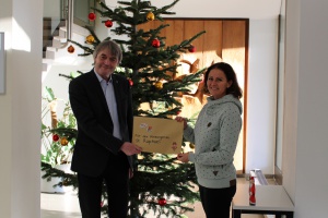 Selbstgebastelten Christbaumschmuck für guten Zweck verkauft