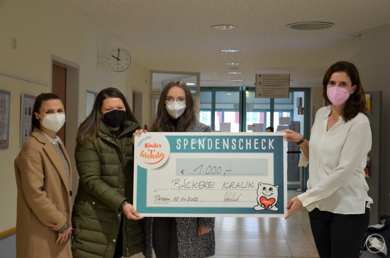 v.l.: Jennifer Kralik, Patricia Kellermann und Andrea Kralik übergeben den Spendenscheck über 1.000 Euro der familieneigenen Bäckerei an Dr. Maria Diekmann, Stiftungsratsvorsitzende der Stiftung Kinderlächeln.