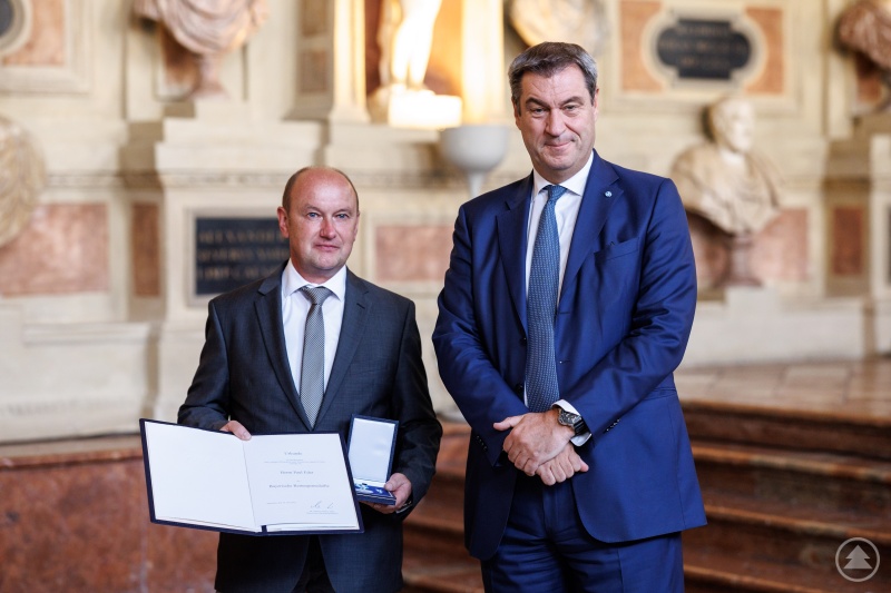 Als Anerkennung dafür, dass er das Leben seiner Nachbarin gerettet hat, erhielt Paul Eder aus Mauth (links) aus den Händen von Ministerpräsident Dr. Markus Söder die Bayerische Rettungsmedaille.
