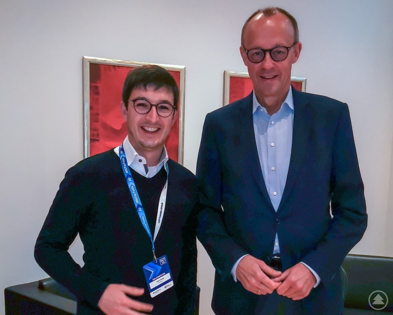 Stellvertretender niederbayerischer Bezirksvorsitzender Carlo Schöpp mit CDU-Bundesvorsitzenden Friedrich Merz auf dem Deutschlandtag der Jungen Union in Fulda.