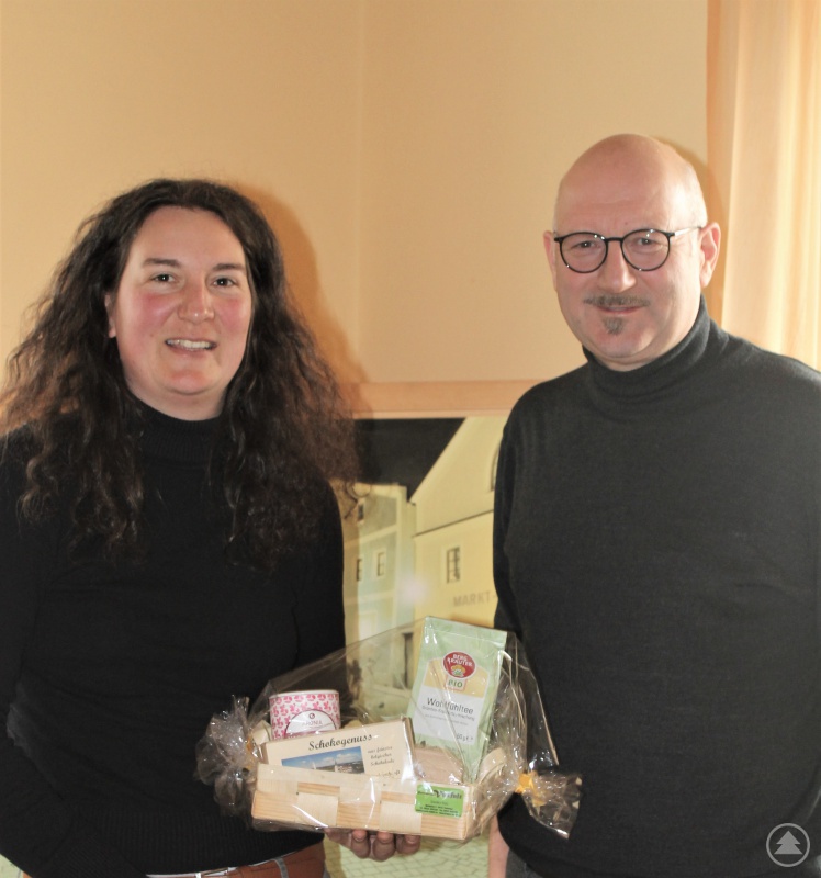 Der 1. Vorsitzende des Vereins Ilzer Land Manfred Eibl wünscht Corinna Ullrich für ihre weitere engagierte Tätigkeit in Sachen Ökomodellregion alles Gute.