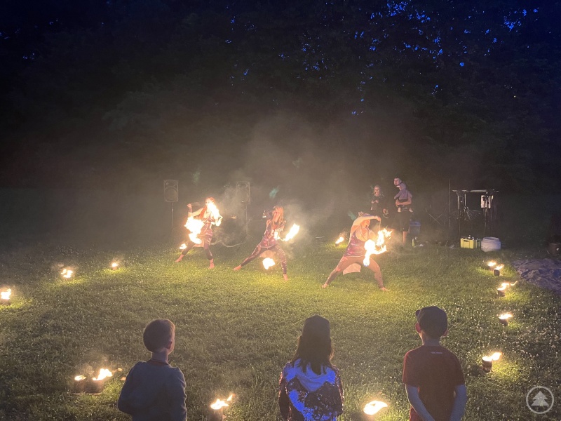 Faszinierende Feuershow der Gruppe Avalon begeisterte Jung und Alt