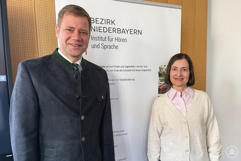 Zeigten sich zufrieden mit den Fortschritten des Projekts „Regio 2030“ am Institut für Hören und Sprache in Straubing: Bezirkstagspräsident Dr. Olaf Heinrich und Küchenleiterin Hildegard Zißler.