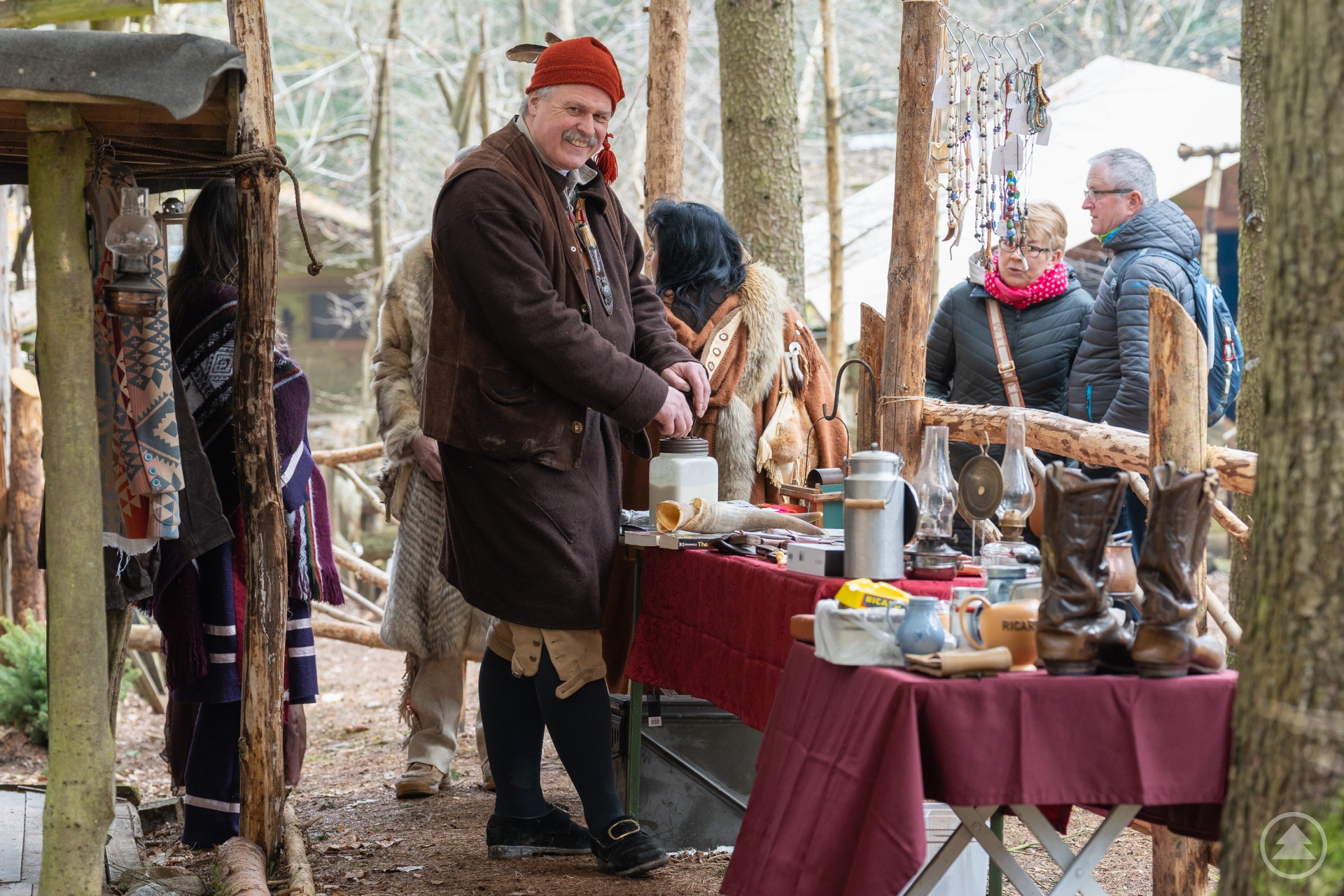 Erfreut sich immer an Beliebtheit: der traditionelle “Deckenmarkt” der Trapper & Indianer im  Authenikbereich der Westernstadt