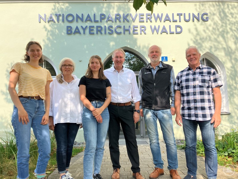 Freuen sich über den gelungenen Aktionstag: Katharina Carlberg, Teilnehmerin am Freiwilligen Ökologischen Jahr (v.l.), Susanne Wagner vom Zentrum für Chancengleichheit, Praktikantin Anna-Lena Vogler, Helmut Plenk, Lukas Laux und Waldführer Hans Mühlbauer.