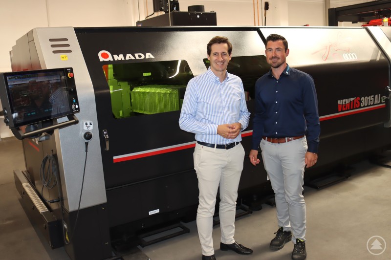 Beeindruckt zeigte sich MdL Dr. Stefan Ebner (li.) von der automatisierten 6 kW Faser-Lasermaschine, deren Vorzüge ihm vom Produktionsleiter und Prokuristen Sebastian Groß erläutert wurden.