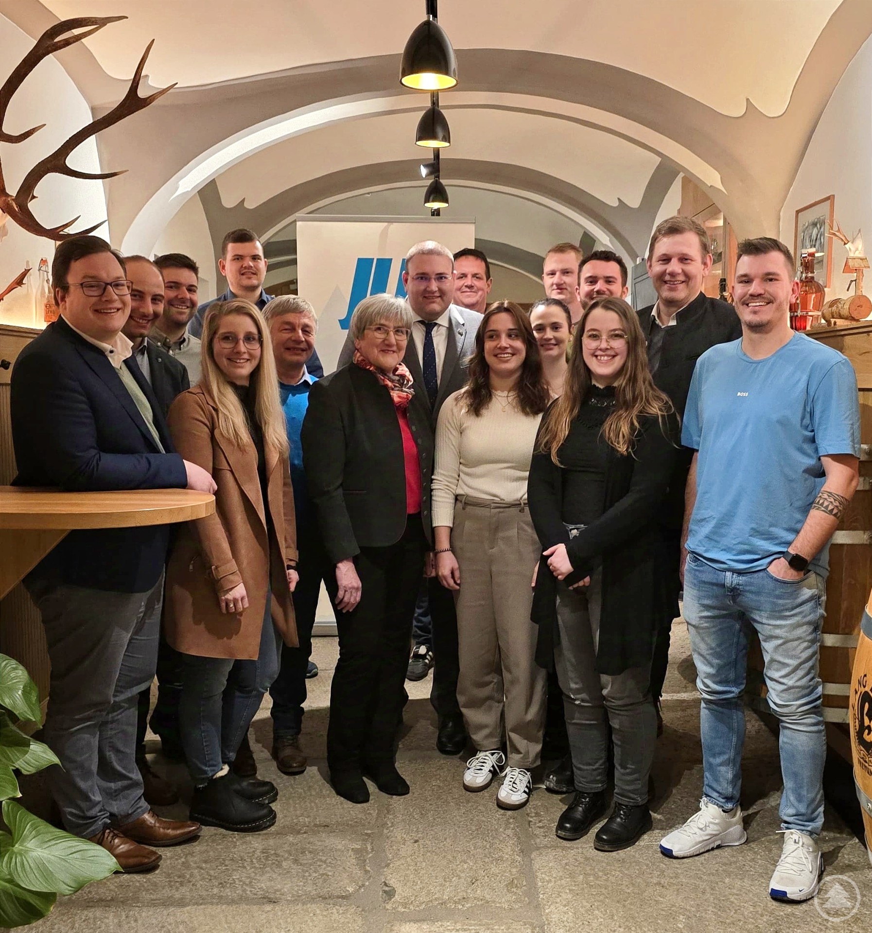 Vorstandschaft und Ehrengäste bei der Ortshauptversammlung der JU Freyung: (v. li. n. re.) Bundestagslistenkandidat Julien Pursch, stellv. JU-Ortsvorsitzender Dr.-Ing. Sebastian Weber, David Rieger, stellv. JU-Ortsvorsitzende Sabrina Lucksch, Martin Höppler, Kreisrat Leo Meier, FU-Ortsvorsitzende Johanna Kössl, JU-Orts- und Kreisvorsitzender Christoph Weishäupl, stellv. CSU-Ortsvorsitzender Josef Blöchl (Kreuzberg), Franziska Michl, Elisabeth Manzenberger, Benedikt Attenbrunner, Matthias Kerschbaum, Bundestagslistenkandidatin Sabrina Edmeier, MdB Thomas Erndl und Simon Toso