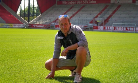 Neuer Rasen im Jahnstadion Regensburg: 600 Tonnen für ein frisches Grün