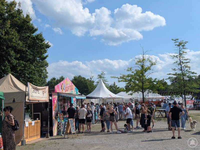 Köstliche Leckereien aus Afrika lockten unzählige Gäste an die Essens- und Getränkestände Essens- und Getränkestände am Afrika-Fest 2025 in Deggendorf