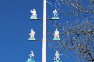 Kleine Geschichte des Maibaumaufstellens