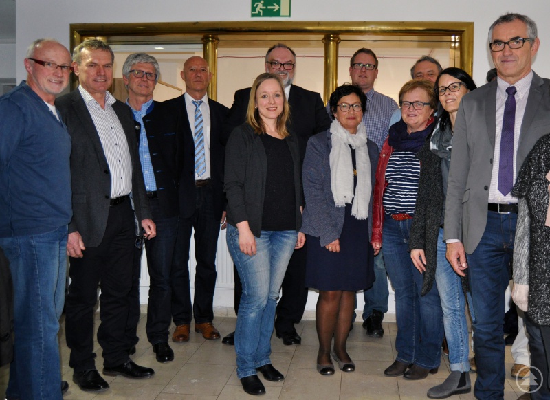v. l.: SR Siefried Kapfer, Ordnungsreferent Josef Zacher, OStD Eduard Weidenbeck, Christian Sondershaus (Regierung v. Ndb.), Sabine Sterl (städt. Kinderhort), OB Jürgen Dupper, Isolde Kitzmüller (KiGa St. Josef), Florian Emmer (SJR), Rosa Hansbauer (Rektorin GS St. Anton), SR Karl Synek, Sabine Zillner (Kinderhort St. Anton), OStD Robert Lindner