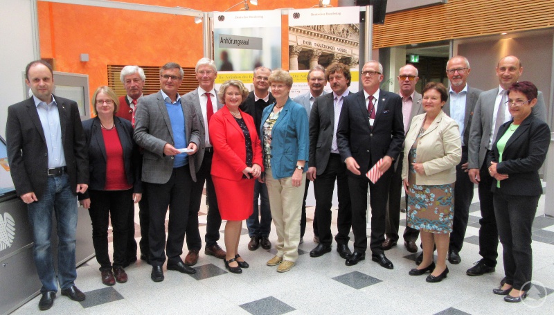 In der Mitte MdB Rita Hagl-Kehl und Gastgeberin OStDin Barbara Zethner, Schulleiterin des Gymnasiums Freyung, mit den Ehrengästen der Ausstellungseröffnung