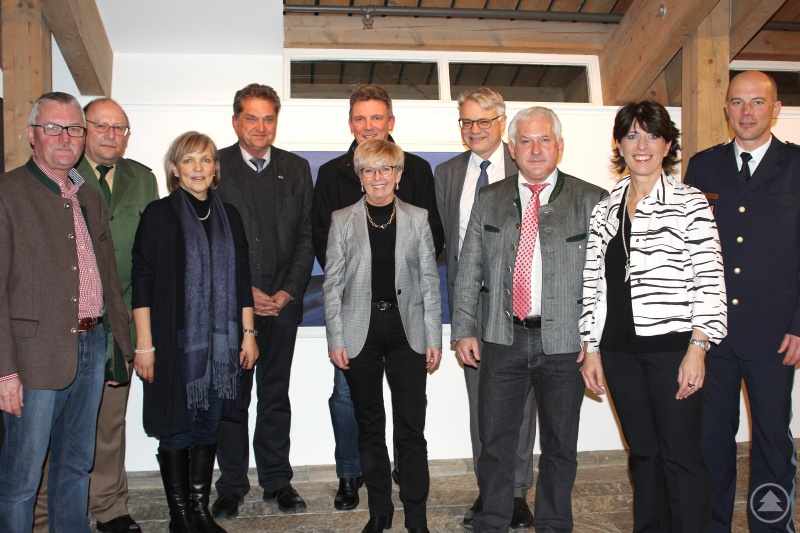 Ein Teil der Regener Gäste mit (v.li.) Bürgermeister Herber Schreiner (Frauenau), dem Regener Polizeiinspektionsleiter Manfred Buchinger, der Tourismusreferentin Susanne Wagner, Nationalparkchef Dr. Franz Leibl, Bürgermeister Charly Bauer (Bayerisch Eisenstein), Landrätin Rita Röhrl, dem Regierungsvizepräsidenten Dr. Helmut Graf, Arberland-REGio-Geschäftsführer Herbert Unnasch, Elisabeth Pfeffer (zweite Bürgermeisterin der Stadt Zwiesel) und dem Zwieseler Polizeiinspektionsleiter Till Hauptmann.
