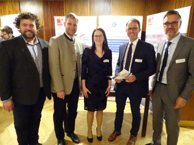 Auch Hochschulen gaben Einblick in ihre Angebote: Dr. Milan Edl, Dekan Fakultät Maschinenbau der Westböhmischen Universität in Pilsen (v.l.), Dr. Olaf Heinrich, Bezirkstagspräsident von Niederbayern, Jaroslava Pongratz, Netzwerkmanagerin Bayern Böhmen, Marc Bicker, Leiter ITZ Hochschule Landshut und Bertram Vogel, Geschäftsführer des Niederbayern-Forums.