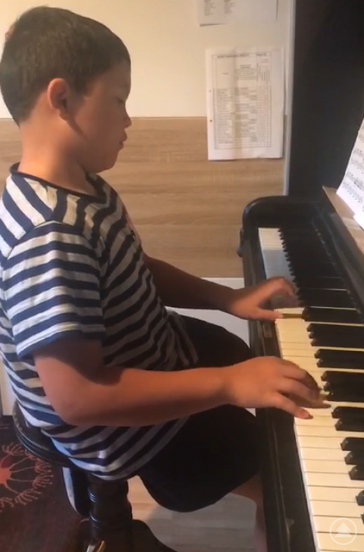 Martin Scholz (5b) am Klavier