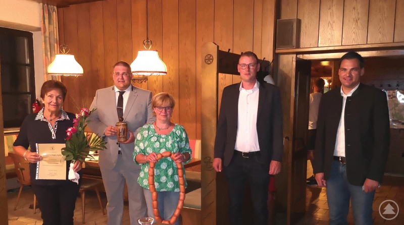 Ehrungen: (v. l.) Jubilarin Evi Hampe, 1. Vorsitzender Christoph Weishäupl, Stopselkönigin Margit Attenbrunner, 3. Bürgermeister Christoph Endl und Landrat Sebastian Gruber.