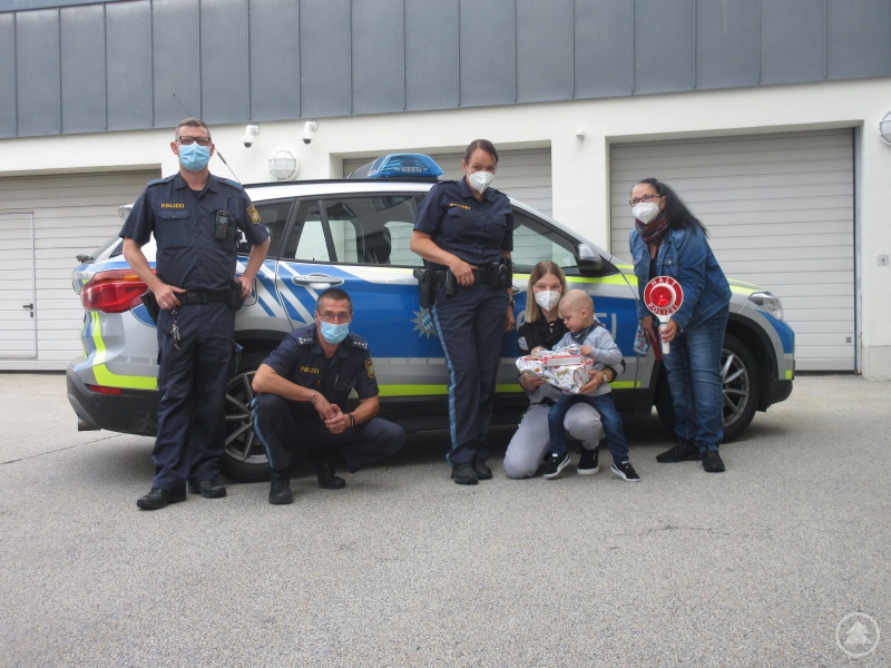 2 von links: EPHK Deutscher und Beamte der PI Freyung. Rechts Elyas und Familie