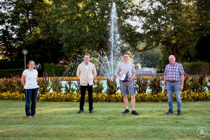  Der neue Krankenhausdirektor Uwe Böttcher, Ausbildungsbetreuerin Steffi Frömel und sein Ausbildungsbetreuer Martin Bumberger gratulieren Tobias Kühbeck zur, mit Bravour, bestandenen Prüfung.