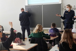Fünftklässler am LLG dank Polizei sicherer unterwegs im Netz