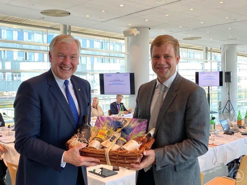 (v.l.n.r.) Stabübergabe von Martin Eichtinger, Landesrat und Vorsitzender der EDM in Niederösterreich an Dr. Olaf Heinrich, Bezirkstagspräsident und Vorsitzender der EDM in Niederbayern