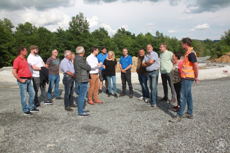 Direkt an Kreisverkehr und neuer Ohebrücke trafen sich der Marktgemeinderat Schönberg und Bauleiter Patrick Gruber (r.), damit bei Nachfragen Informationen direkt an die Bürger gelangen.