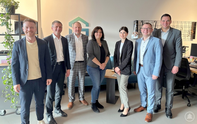 Geballtes Wissen in Sachen Fördermittel gab es für die Vertreter der Großunternehmen im GreG (von links) Wirtschaftsreferent Johannes Gastinger zusammen mit den Referentinnen und Referenten Johannes Siwik (BayernLB), Alexander Kropp und Manuel Königbauer (Regierung von Niederbayern), Johanna Fey und Günther Bielmeier (DZ BANK AG) sowie Landrat Sebastian Gruber.